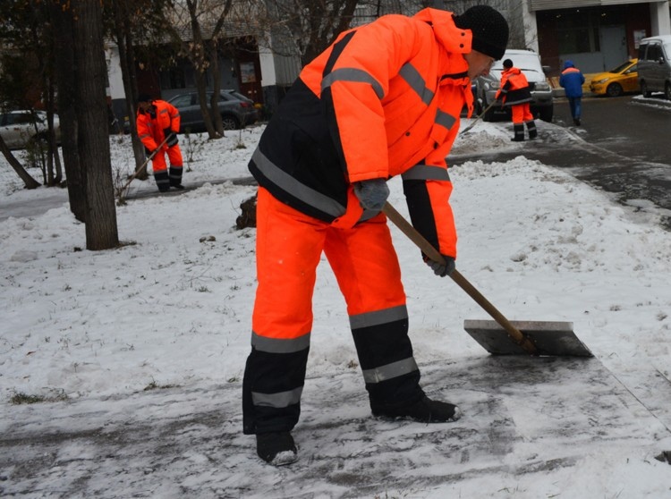 Во дворе на улице Кашёнкин Луг убрали снег и наледь