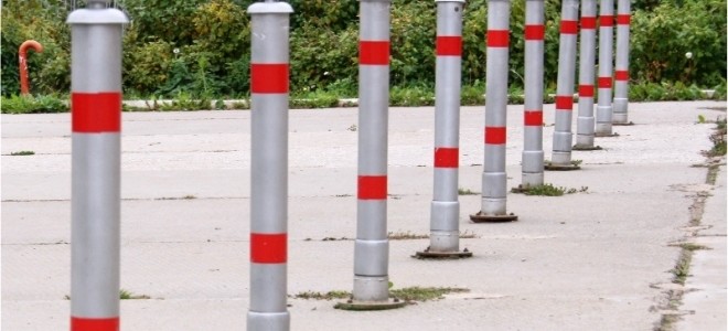 Во дворе дома на Большой Марфинской вернули на место антипарковочные столбики