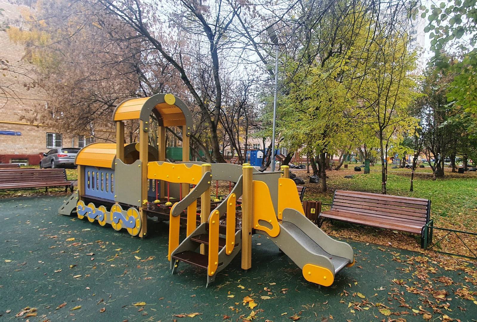 На Кашенкином Лугу обновили детскую площадку