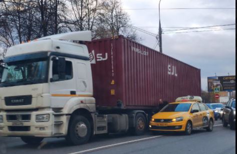 На Ботанической из-за аварии перекрыли полосу движения
