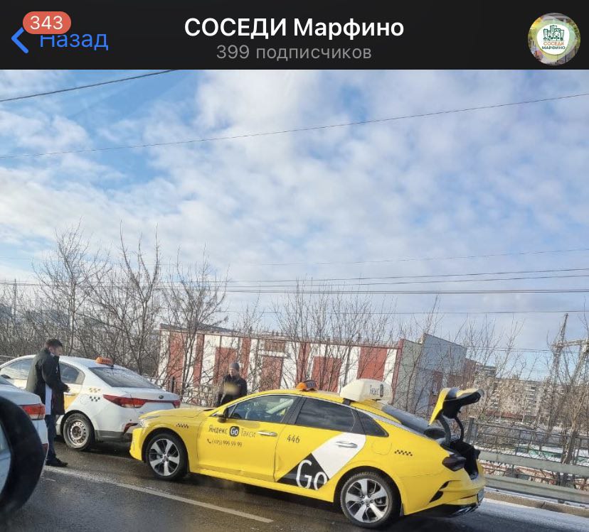 На Комдива Орлова из-за ДТП с такси образовалась пробка