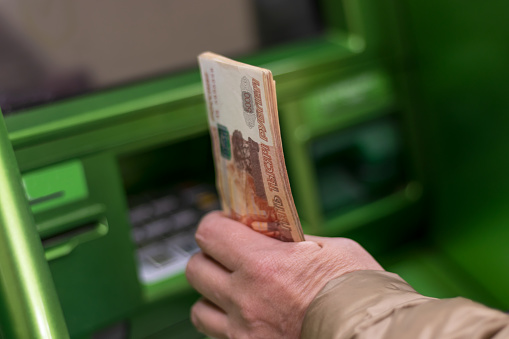Местный житель украл забытые девушкой деньги в банкомате на Большой Марфинской