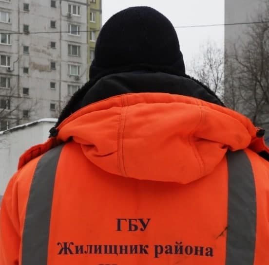 Двор на Академика Комарова очистили от снега и наледи